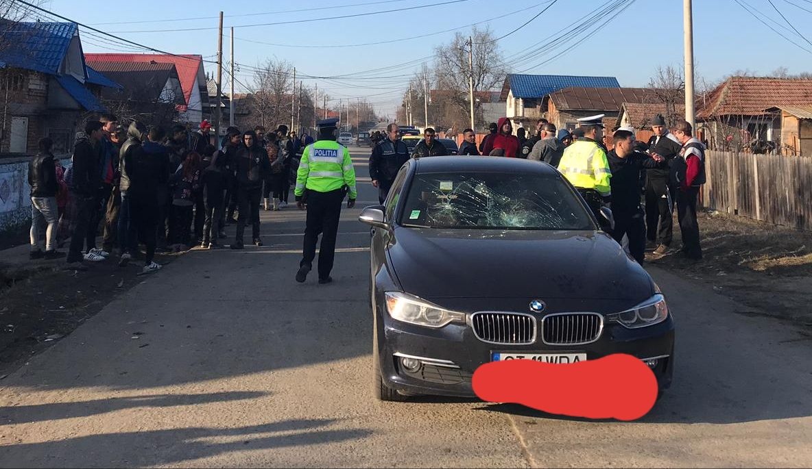 Mașină blocată și vandalizată de romi, într-un sat din Olt. Ocupanții autoturismului, bătuți bine - FOTO