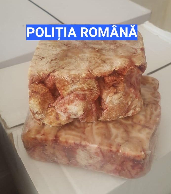 Sute de kilograme de carne depozitată în condiţii insalubre, la Slatina şi Balş. Poliţiştii au confiscat marfa şi au aplicat amenzi usturătoare - FOTO