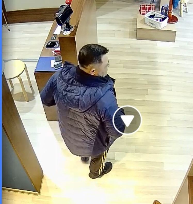 A furat telefonul dintr-un magazin crezând că nu-l vede nimeni. Acum este căutat de poliţişti după ce a fost surprins de camerele video