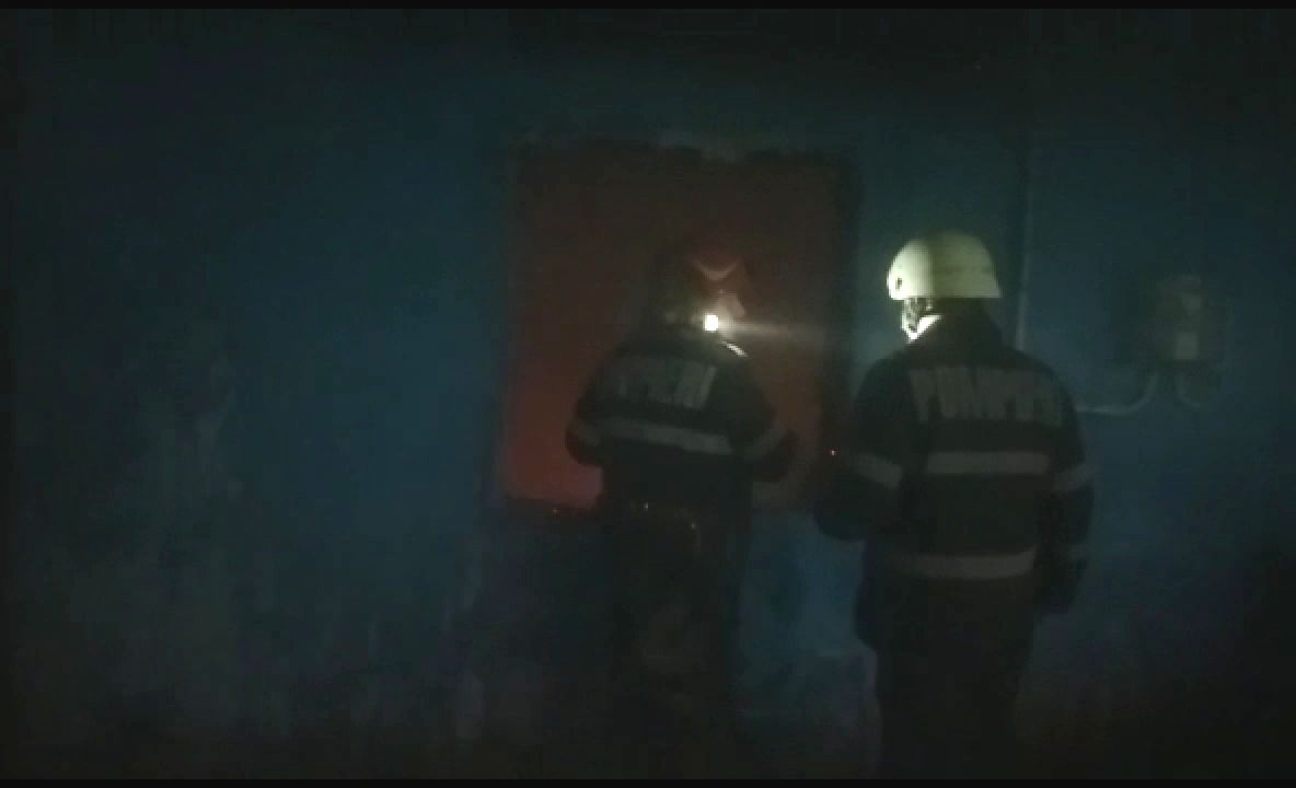Locuinţă din Olt, distrusă de un incendiu. Pompierilor le-a luat două ore să stingă focul - FOTO&amp;VIDEO