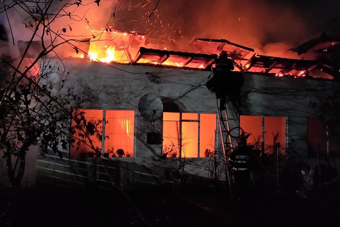 Cinci ore le-a luat pompierilor să stingă un incendiu izbucnit la o locuinţă din Grădinile. Casa a fost distrusă aproape în totalitate - FOTO&amp;VIDEO