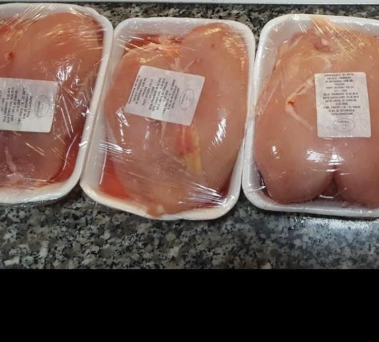 Şaormării din Slatina, amendate de poliţişti pentru condiţiile insalubre în care ţineau carnea