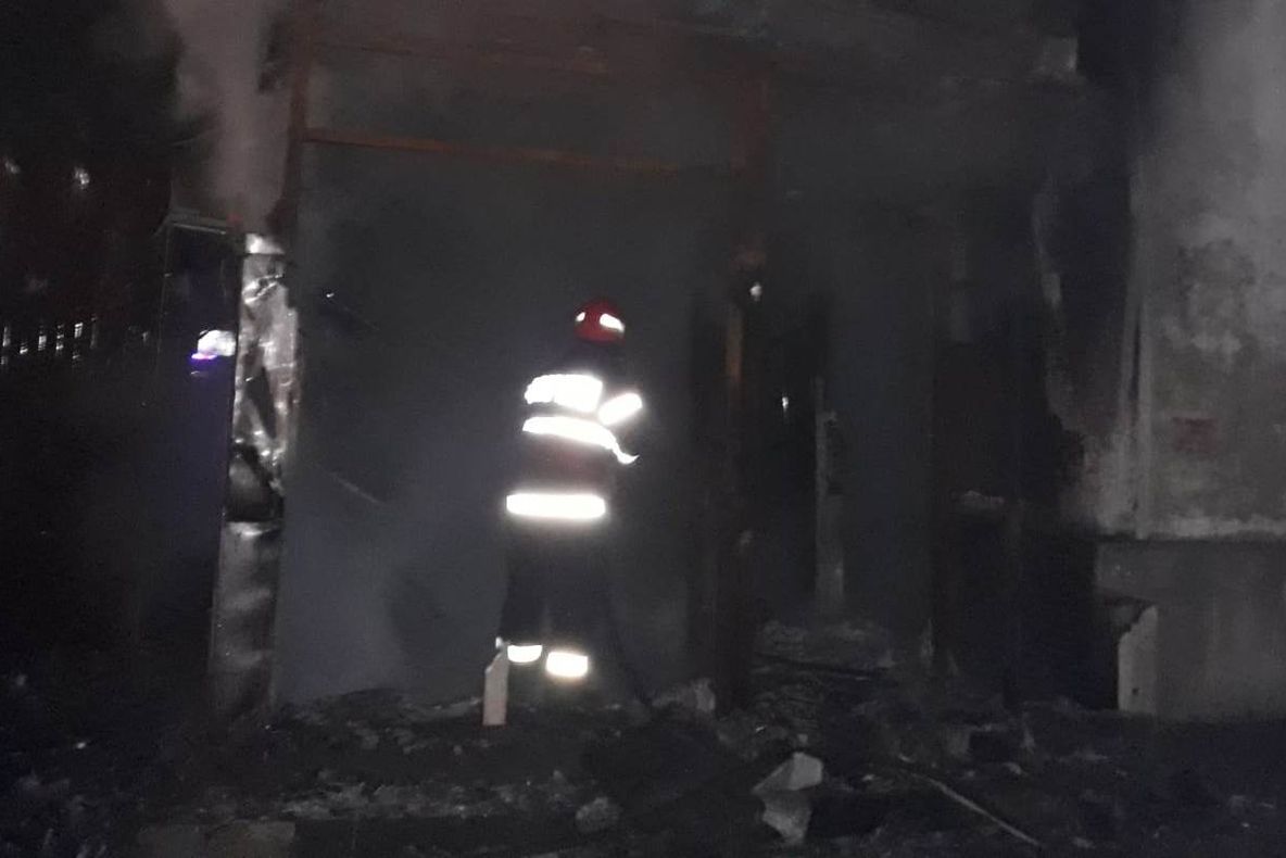 Panică în Caracal. Un incendiu de PROPORŢII a izbucnit în centrul oraşului - VIDEO