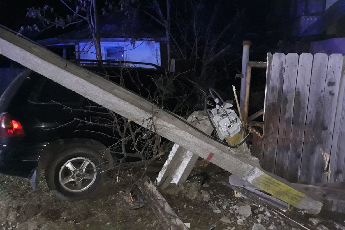 Accident spectaculos! S-a izbit cu mașina de un stâlp și s-a oprit într-un gard/FOTO