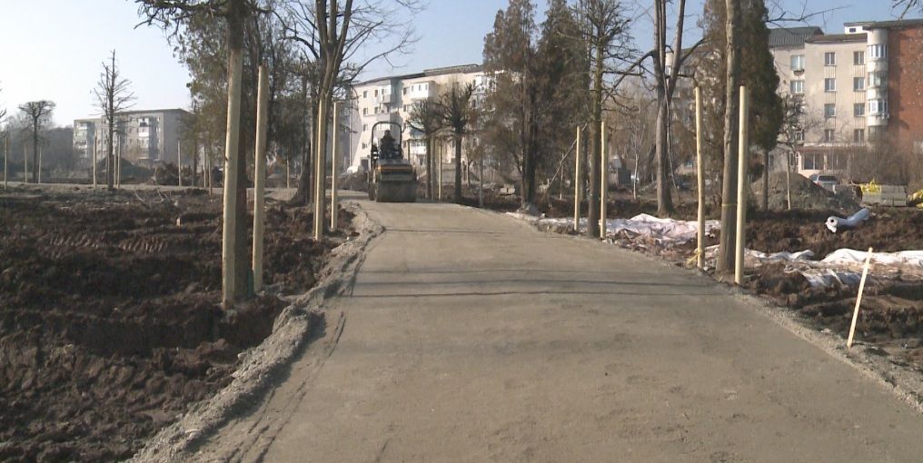 Teren de sport cu tribune, aparate de fitness și jocuri de lumini pe alei, atracțiile noului parc din Slatina