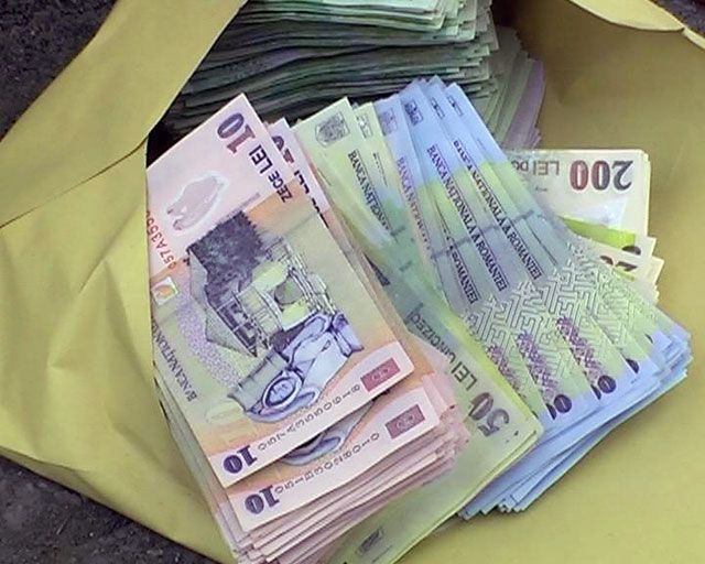 Două tinere au găsit 1.000 lei în fața sediului unei bănci din Slatina. Ce au făcut cu banii