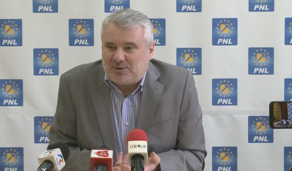 Deputatul liberal Gigel Știrbu îl atacă pe Vâlcov: „Habar n-avea de administrație. Credea că o rezoluție pe hârtie înseamnă să muți mașina din fața primăriei”