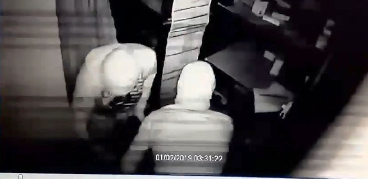 VIDEO cu hoţii care au furat zeci de telefoane mobile dintr-un magazin din Corabia