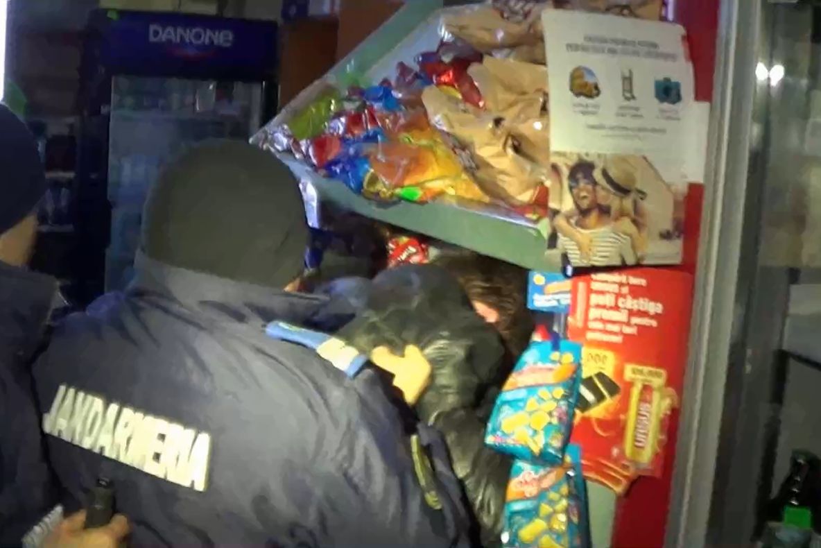 Caz INCREDIBIL la Slatina. Un hoţ beat a rămas prins în geamul magazinului pe care l-a spart - VIDEO