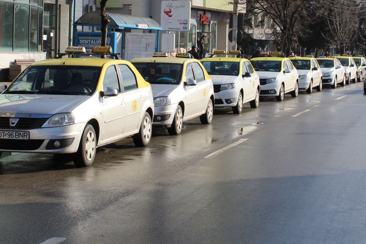 Protest al taximetriştilor şi la Slatina. „Ne solidarizăm cu colegii din oraşele mari“