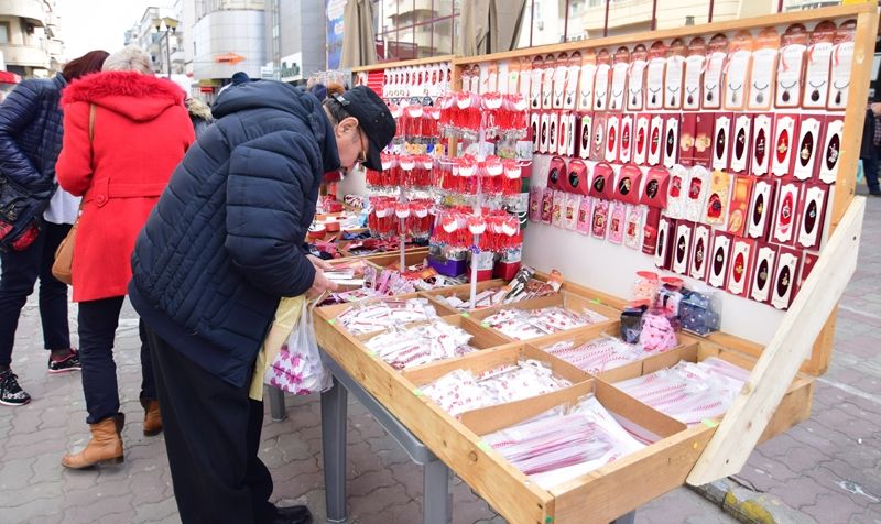 Vânzătorii de mărțișoare își pregătesc terenul. Când vor scoate marfa pe tarabe