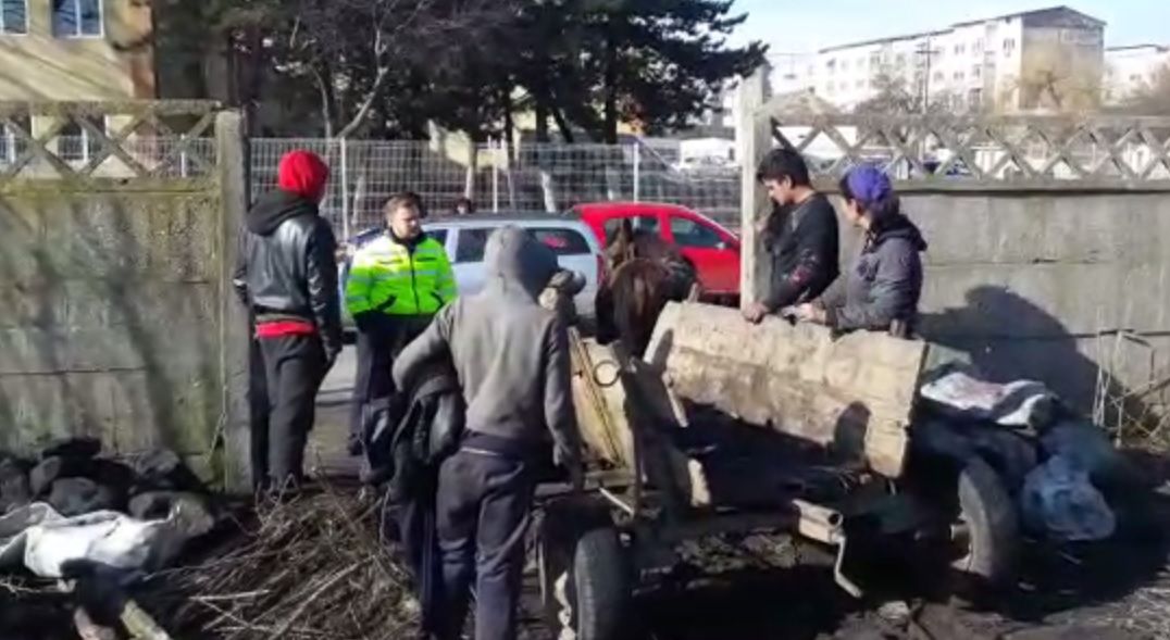 Terenul fostei Unități Militare, împânzit de romi. Ce au găsit căutătorii de „comori”