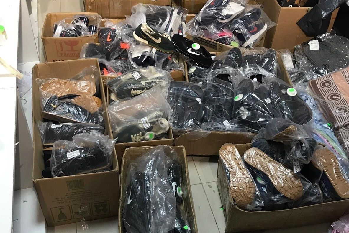 Cinci dosare penale pentru că vindeau haine de firmă fără drept