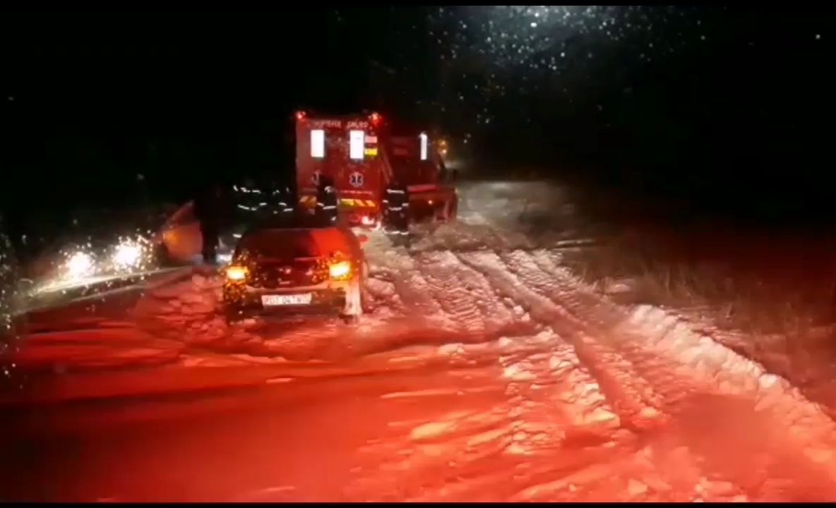 Mașini blocate de viscol pe mai drumuri din județ, noaptea trecută. Șoferi și pasageri salvați de pompieri/VIDEO