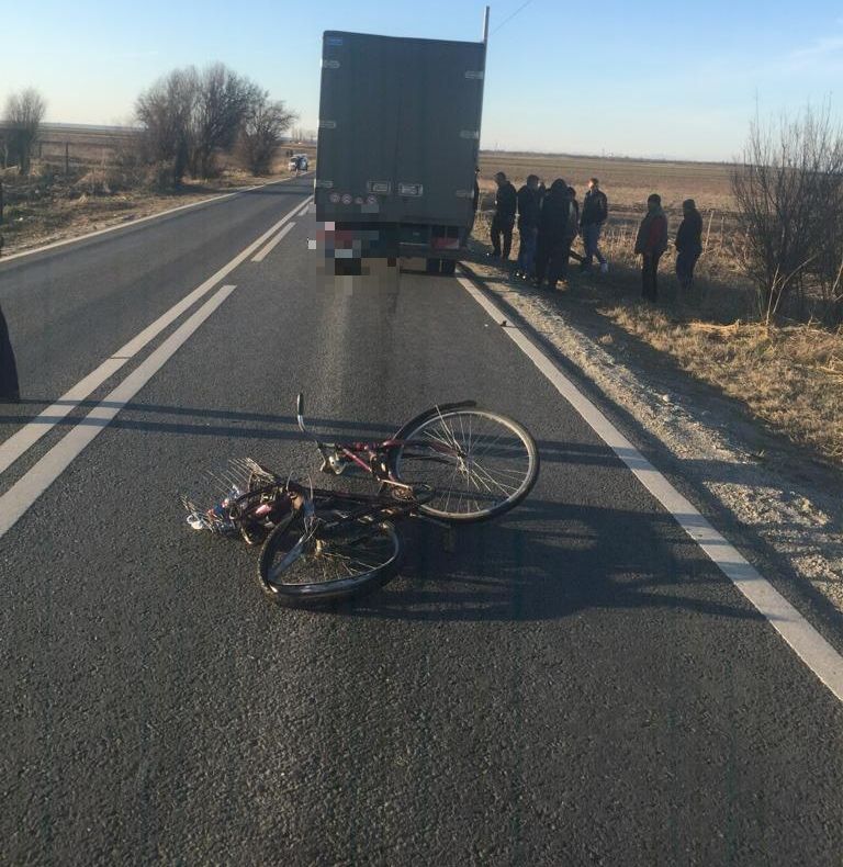 Biciclist spulberat de o autoutilitară, pe un drum național din Olt - VIDEO