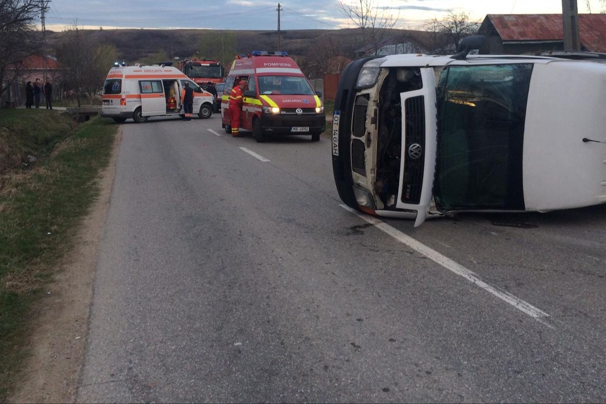Un microbuz cu pasageri s-a răsturnat, în județul Olt - FOTO &amp; VIDEO