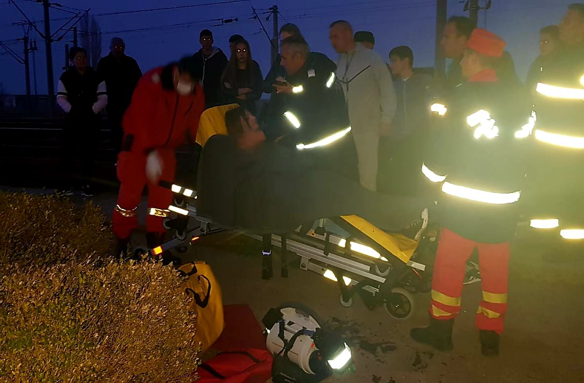 Salvată de pompieri după ce a căzut într-o fântână adâncă de șase metri - VIDEO