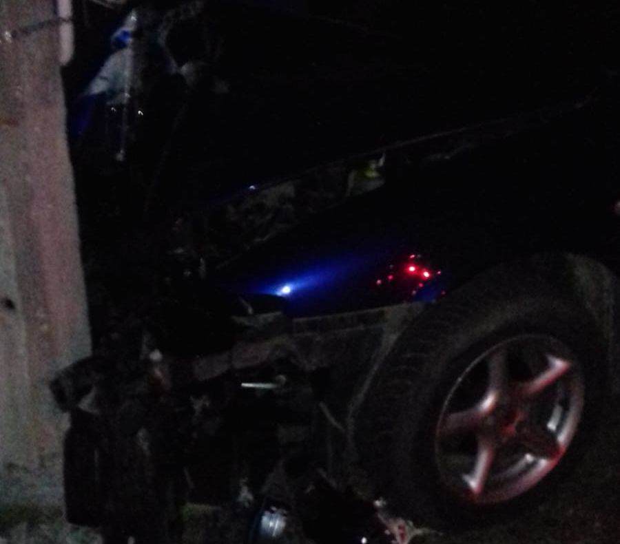 Teribilism sau inconștiență. Adolescentă fără permis a lovit o mașină parcată și vitrina unui magazin - FOTO