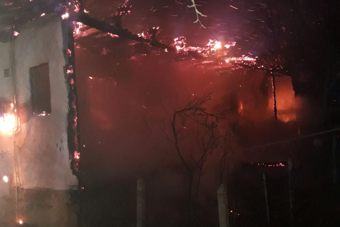 O casă nelocuită, incendiată în Olt - VIDEO