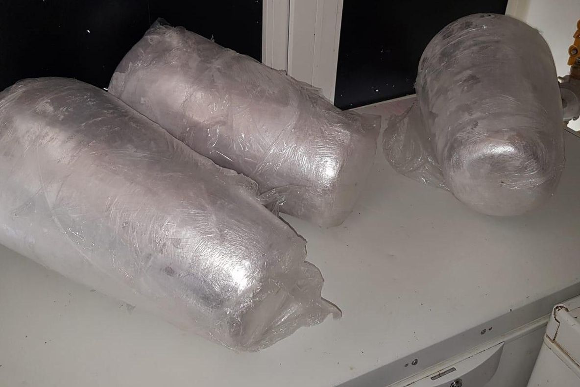 Carne ţinută în condiţii insalubre, la şaormării din Caracal. Poliţiştii au confiscat aproximativ 200 de kilograme - FOTO
