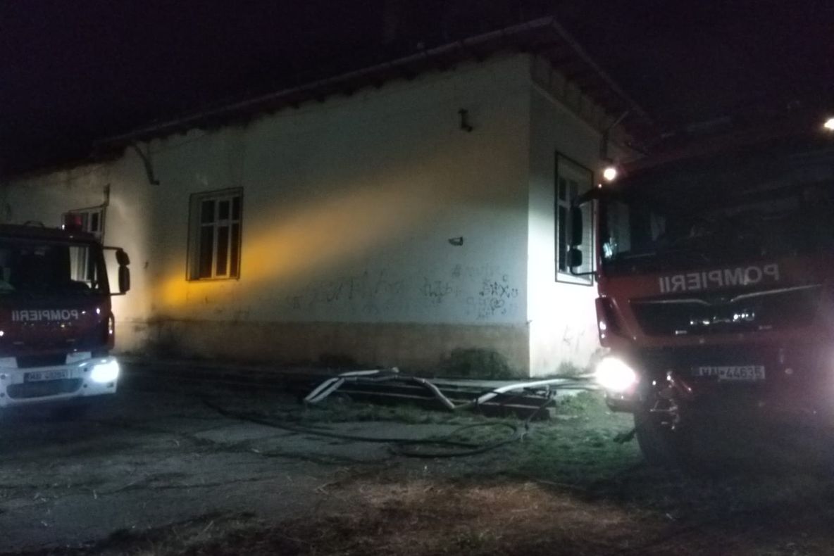 Clădirea unei foste şcoli din judeţul Olt a luat foc