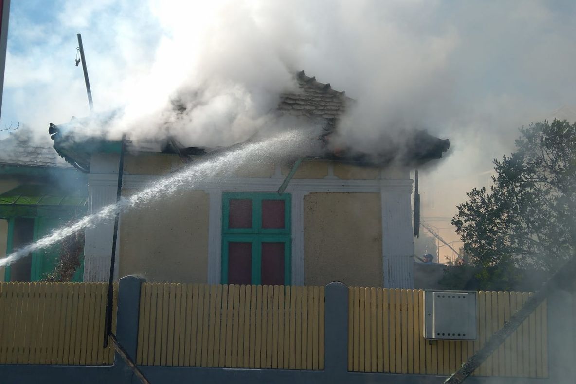Incendiu într-un oraş din Olt. Pompierii au reuşit să stingă focul după mai bine de o oră - VIDEO