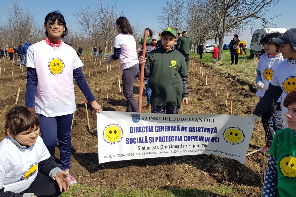 Învățați să iubească natura. Zeci de copii aflați în grija statului au plantat copaci la Grădinile- FOTO