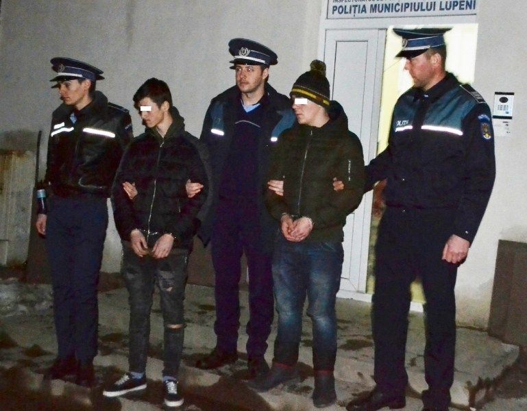 Bătrână bătută și chinuită de tâlhari. Tinerii căutau o salbă de aur în casa femeii