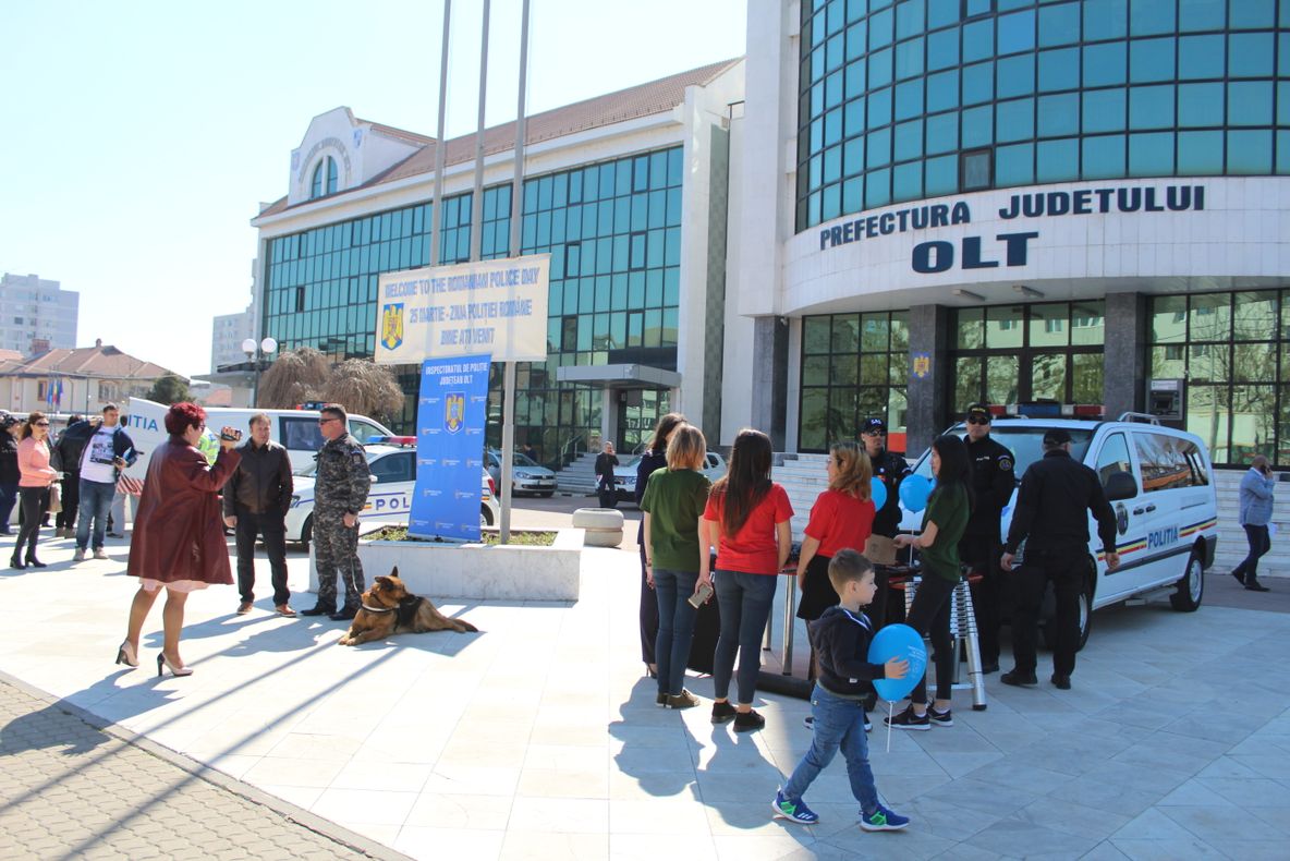 Ziua Poliţiei, sărbătorită în judeţul Olt. Peste 100 de poliţişti, avansaţi în grad