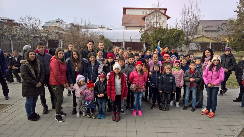 „Să îmbrăcăm un copil de Paști!”, campania demarată de un preot din Olt