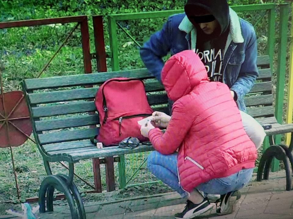 Un caracalean, prins fumând etnobotanice într-un parc din Craiova