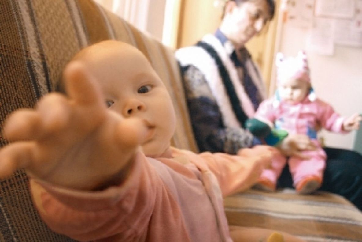 Direcția de Asistență Socială caută asistenți maternali. Ce salariu le oferă