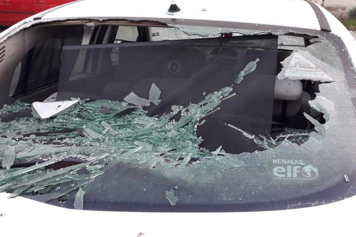 Balș: A spart cu pietre parbrizele mai multor autoturisme parcate - FOTO