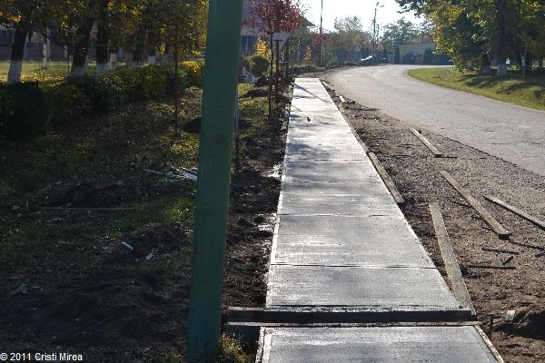 O comună din Olt accesează fonduri europene pentru amenajarea de trotuare și șanțuri betonate
