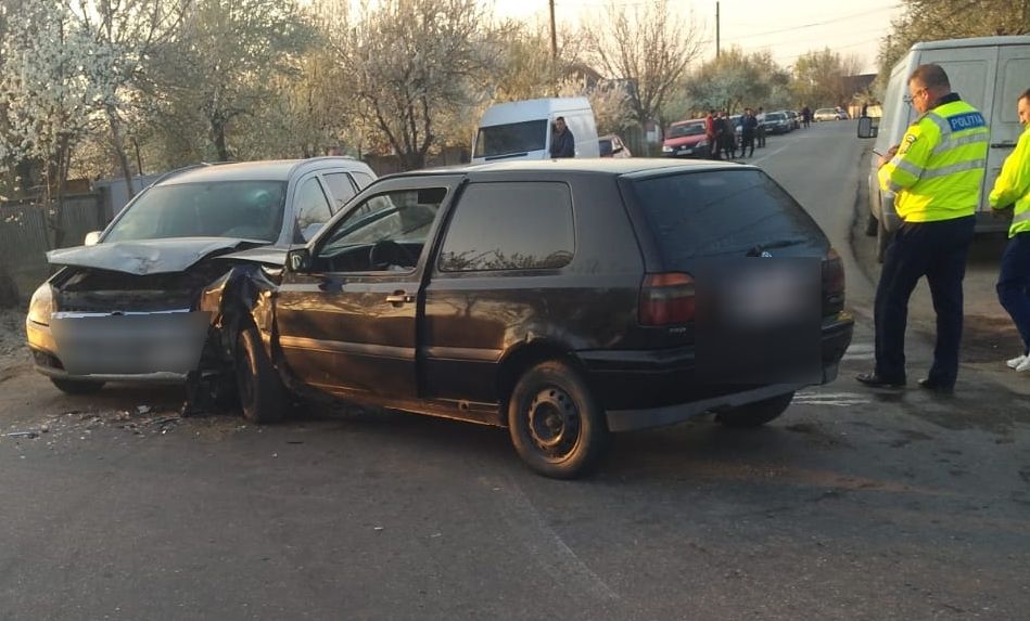 Ridicat de poliţişti după ce a provocat un accident rutier, conducând beat şi fără permis