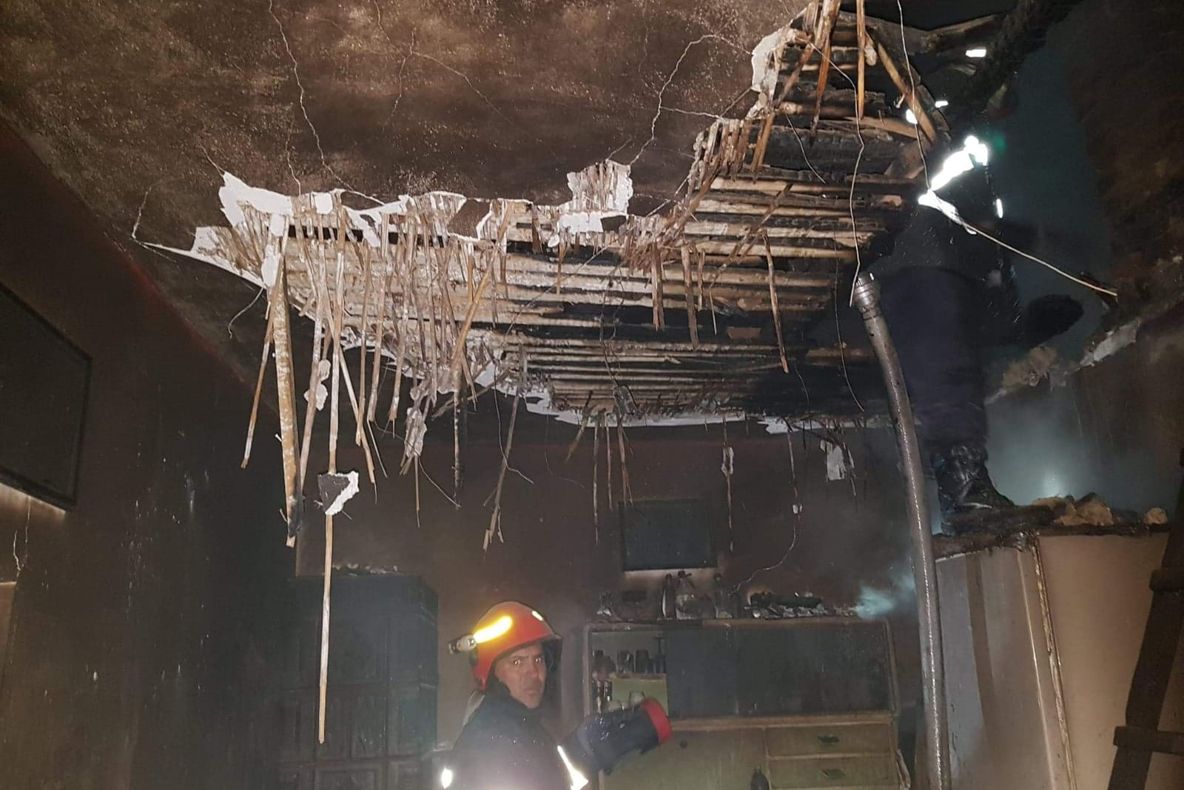 Le-a luat foc casa din cauza coşului de fum neprotejat - VIDEO