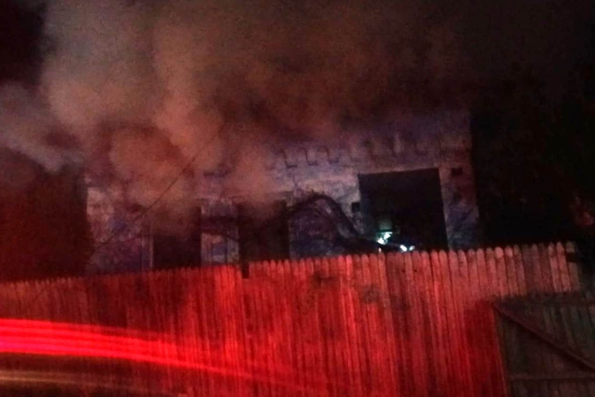 Incendiu în miezul nopţii, într-o comună din Olt. O familie a rămas pe drumuri - VIDEO