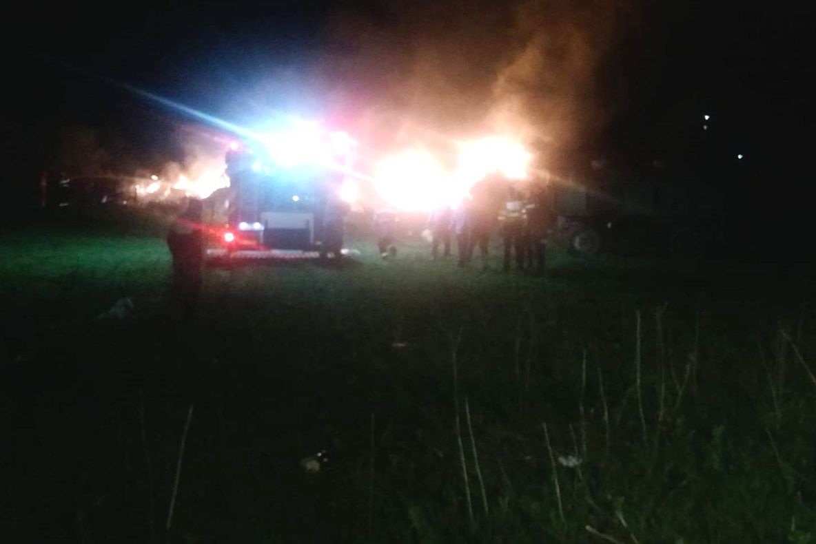 PAGUBE IMENSE. Zeci de tone de furaje arse într-un incendiu provocat intenţionat - VIDEO