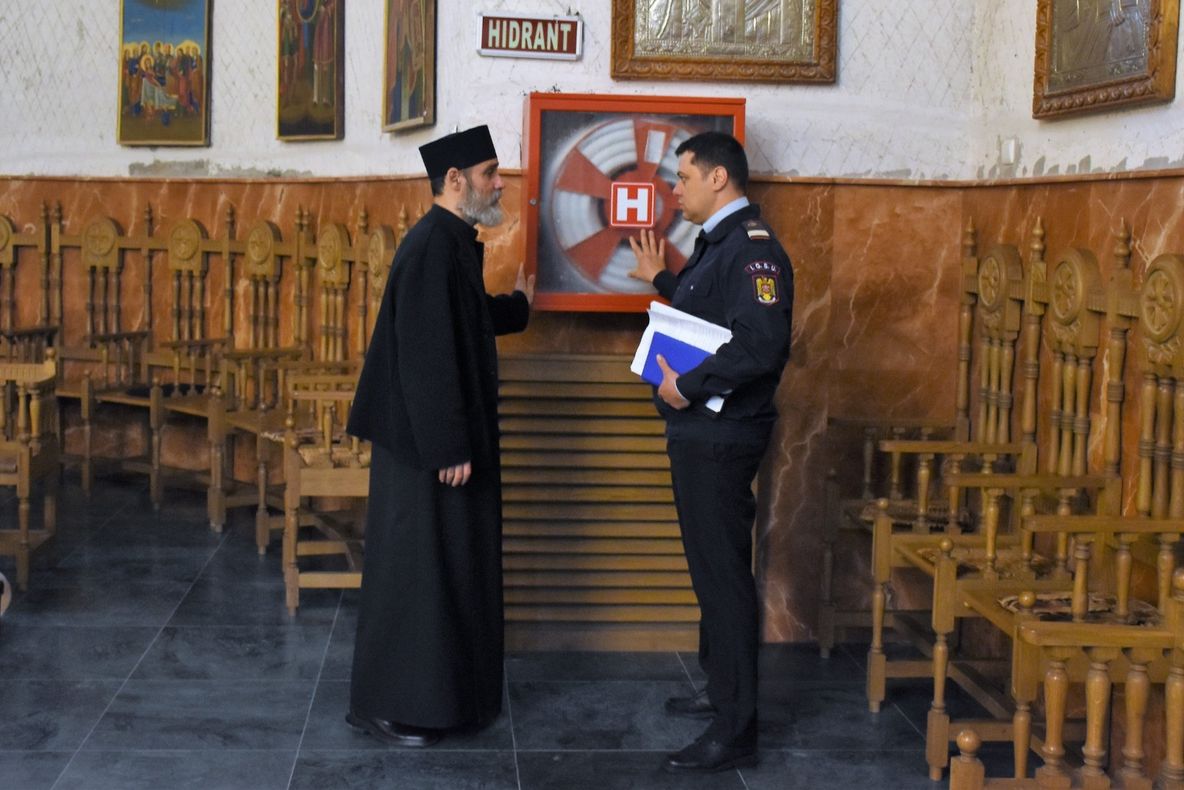Controale la biserici. Ce caută pompierii olteni - FOTO