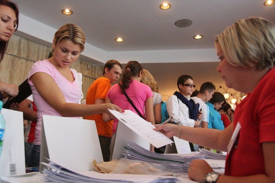 Număr record de locuri de muncă la bursa de mâine. Câte sunt pentru absolvenții de studii superioare