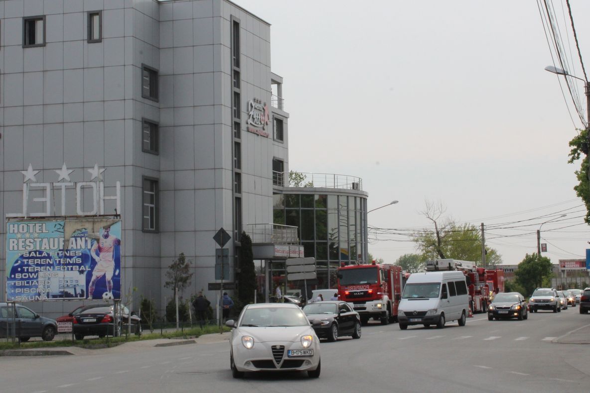 Hotelul fostului internaţional Raţ, din Slatina, a luat foc - VIDEO