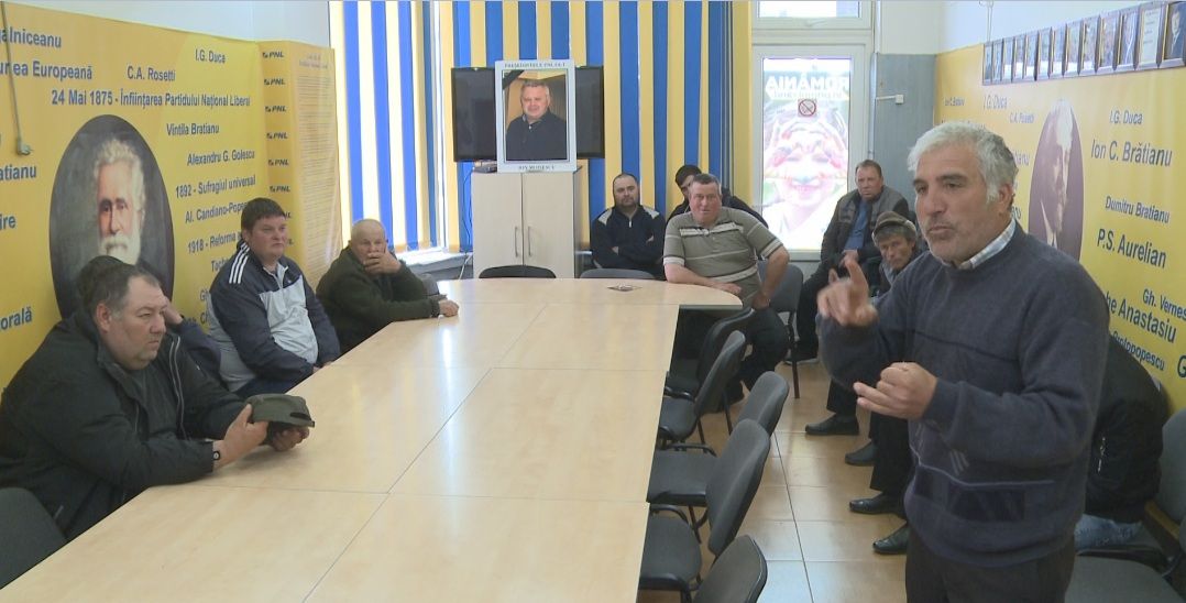 Crescători de animale din două comune ale județului, protest la sediul PNL Olt