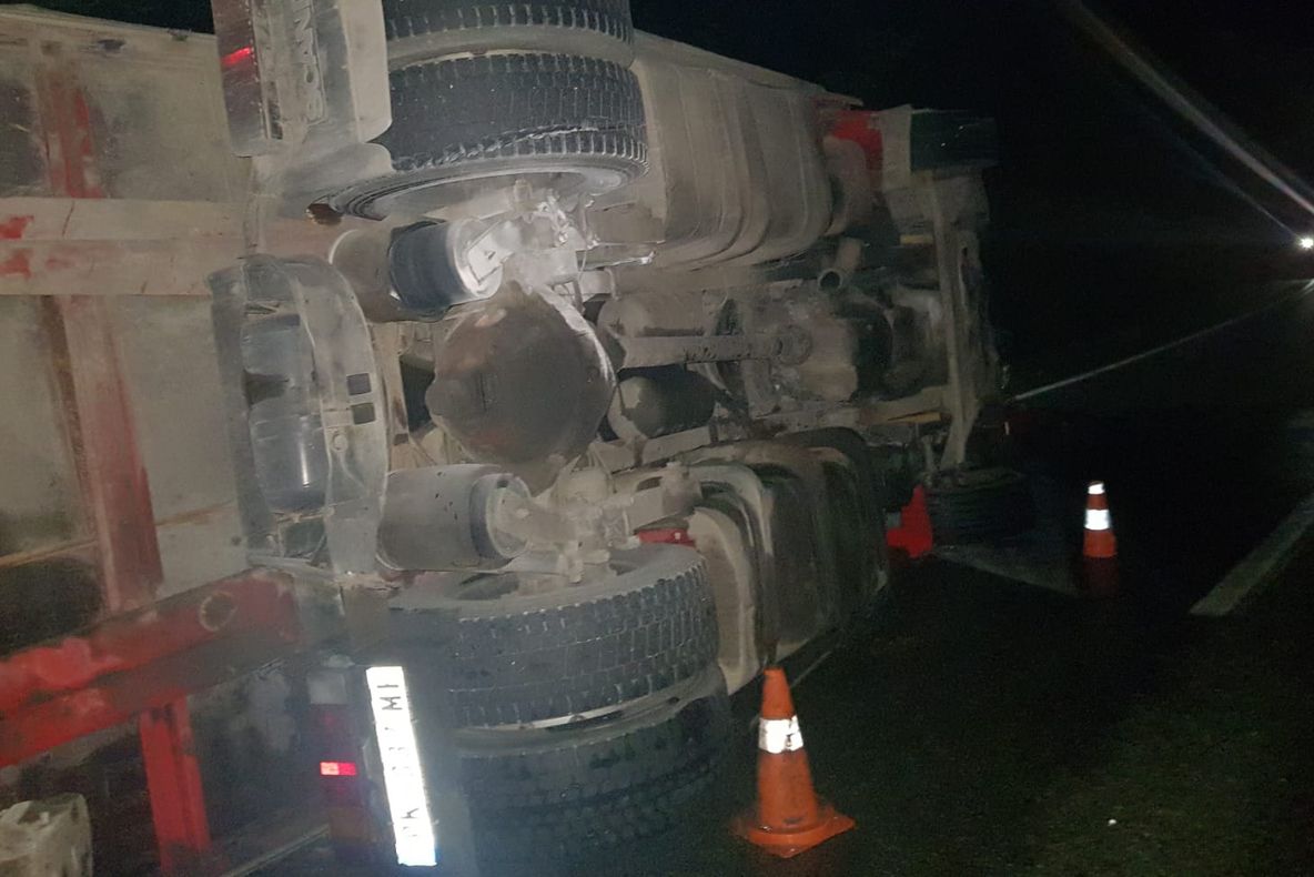 Trafic închis pe drumul național din Olt unde un TIR s-a răsturnat