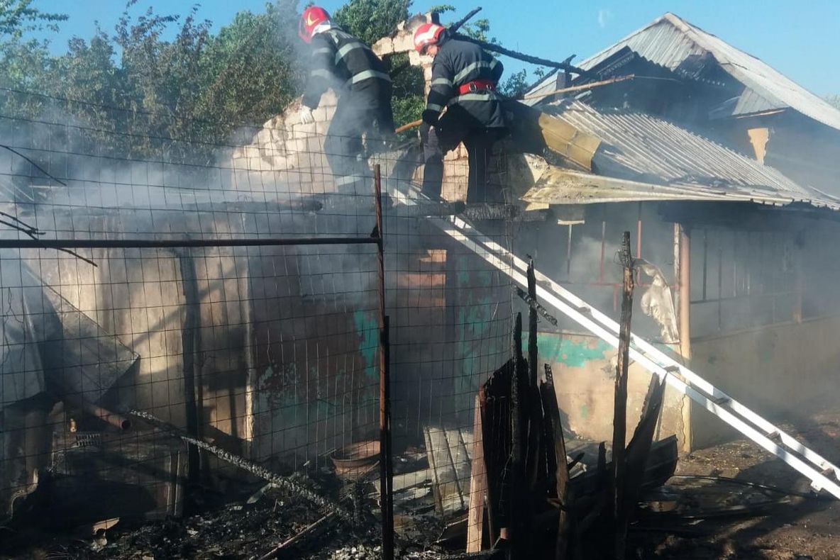 O țigară uitată aprinsă le-a distrus agoniseala de-o viață. Incendiul a fost stins de pompieri - FOTO&amp;VIDEO