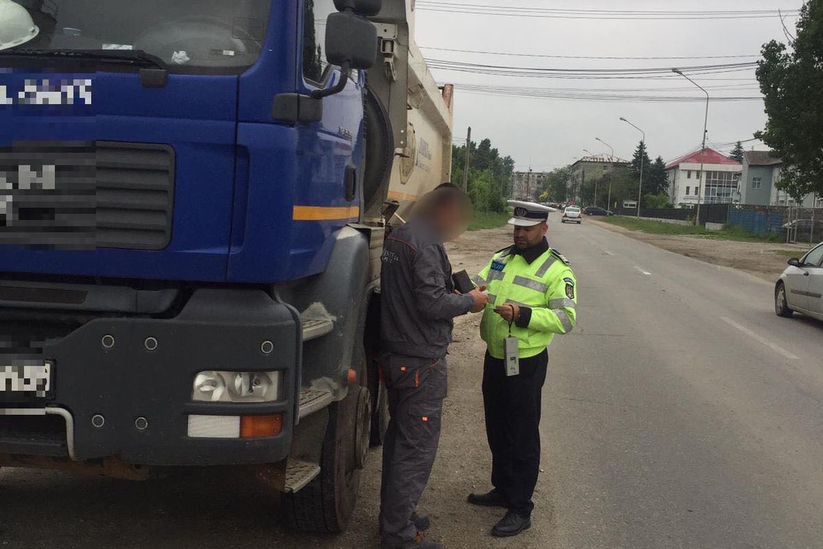 Transportatorii de persoane şi mărfuri, controlaţi de poliţişti. Acţiunea se desfăşoară toată săptămâna - FOTO