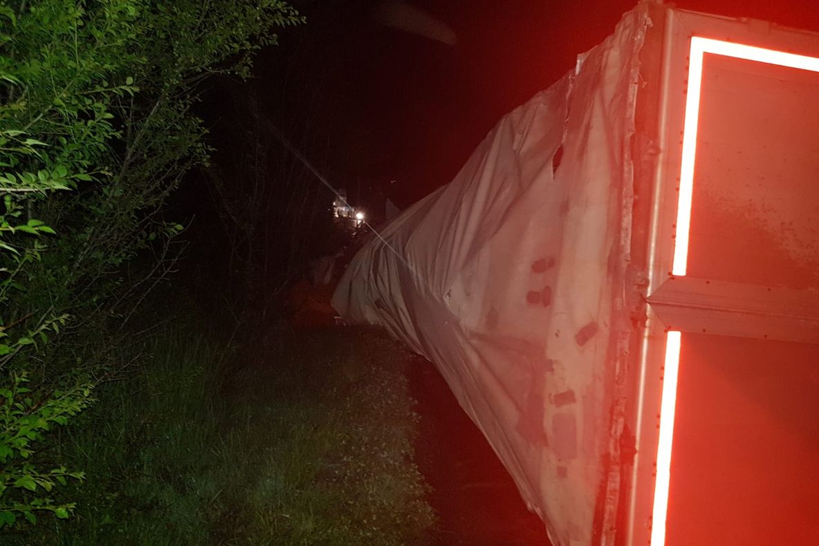 Drumul dintre Craiova și Slatina, blocat de un TIR răsturnat. Traficul rutier se desfășoară pe o singură bandă - VIDEO