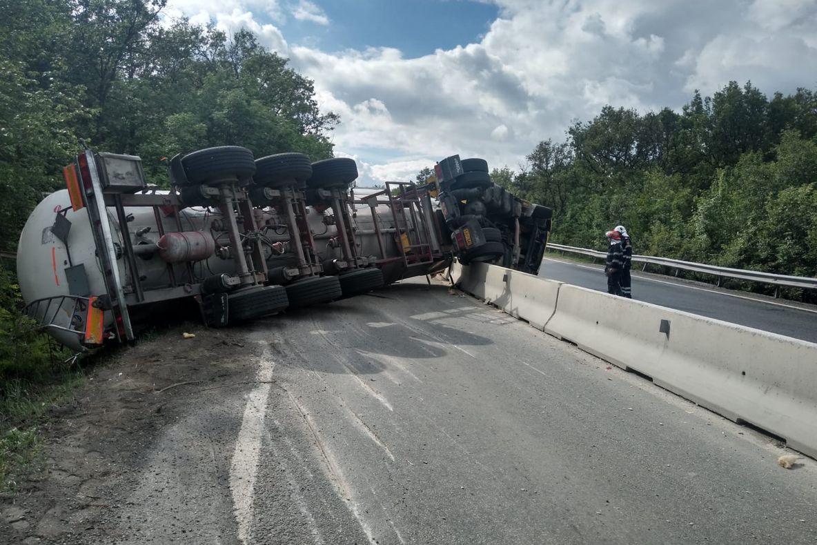 Cisternă încărcată cu o substanță periculoasă, răsturantă pe DN 65. Traficul a  fost deviat- FOTO