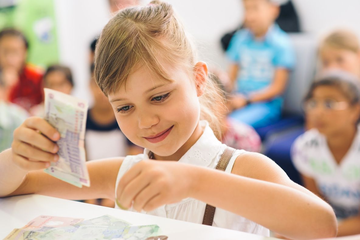 Un liceul din Olt, finanţare de peste 4.000 de euro pentru susţinerea educaţiei financiare