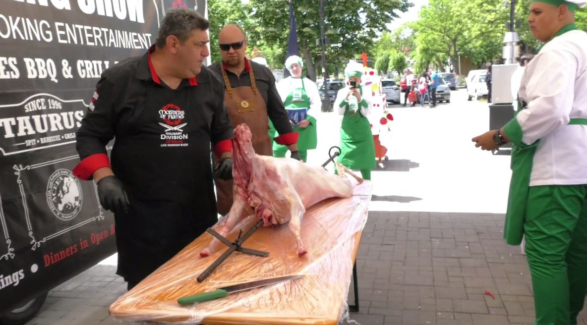 Festival gastronomic la Caracal. Un master chef celebru pregătește berbecuți la proțap