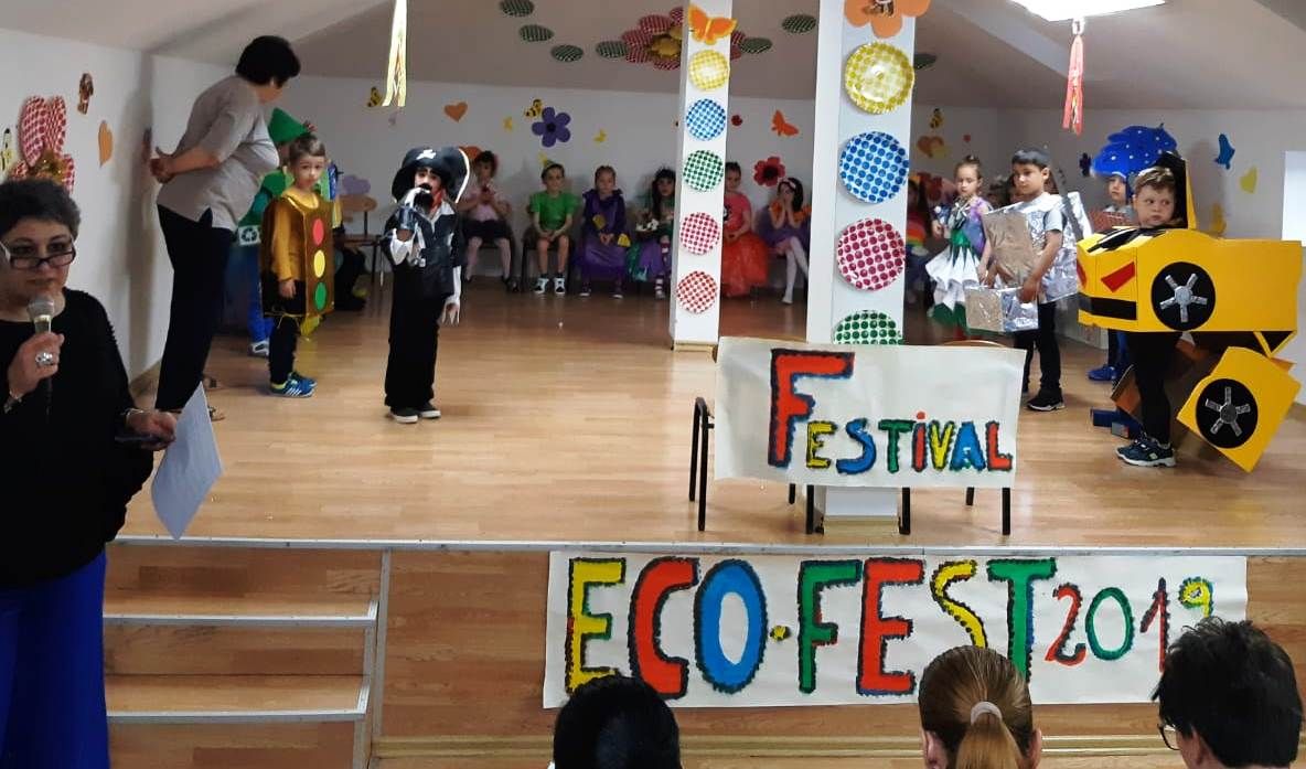 Deşi au o vârstă fragedă, trag un semnal de alarmă pentru protejarea mediului. Preşcolarii de la o grădiniţă din Slatina s-au îmbrăcat în costume din materiale reciclabile